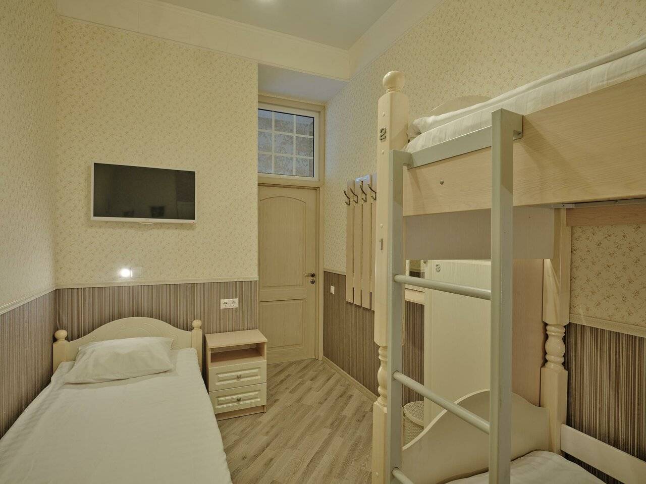 Кровать в общем номере c 1 односпальной и 1 двухъярусной кроватью (удобства на этаже)